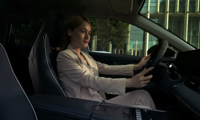 Wnętrze Wnętrze OMODA 5 łączy nowoczesny styl z wysokiej jakości materiałami, oferując przestronność i komfort. Wyróżnia się ergonomicznymi fotelami, futurystycznym kokpitem oraz zaawansowanymi technologiami, takimi jak asystent głosowy Hello OMODA czy nowoczesny system multimedialny.