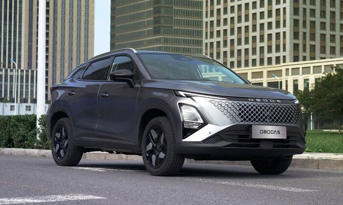 DesignOMODA 5 łączy nowoczesny design z elegancją, wyróżniając się smukłą sylwetką i wyrazistymi liniami. Innowacyjne materiały, zaawansowana aerodynamika, precyzyjnie dopracowane detale oraz dynamiczny charakter zapewniają doskonałe właściwości jezdne.